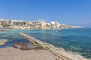 Leie bil Qawra, Malta